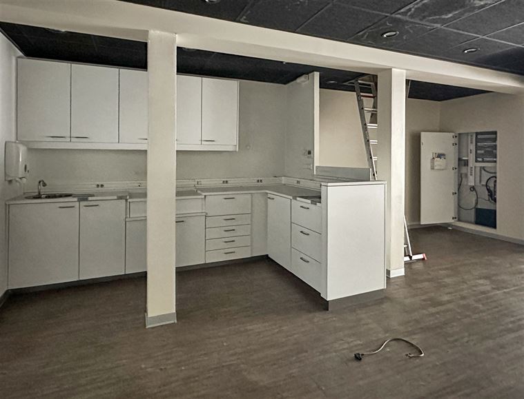 2 entrées séparées, possibilité d'aménager les étages, parking à proximité