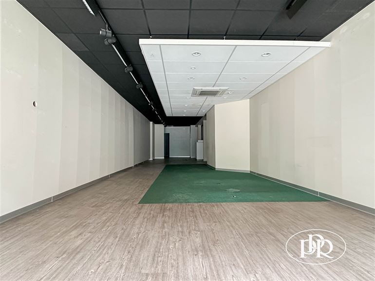 2 entrées séparées, possibilité d'aménager les étages, parking à proximité