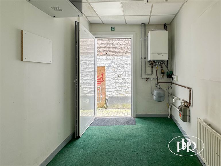 2 entrées séparées, possibilité d'aménager les étages, parking à proximité