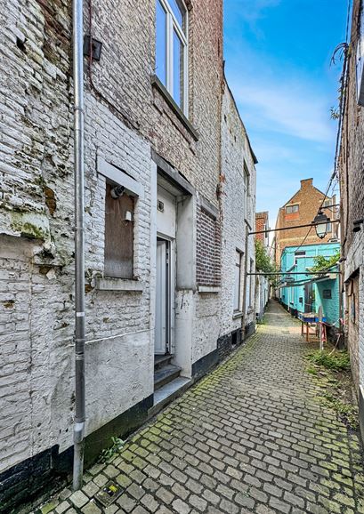 2 entrées séparées, possibilité d'aménager les étages, parking à proximité