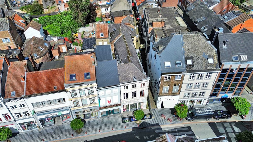 2 entrées séparées, possibilité d'aménager les étages, parking à proximité