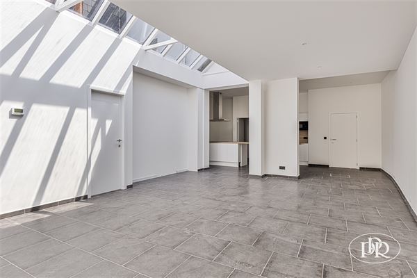 Rez-de-chaussée 2 chambres de ± 140 m² avec jardin de ± 70 m² et terrasse de ± 15 m², remis à neuf en 2024. Électricité conforme.