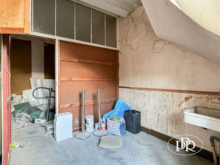 2 entrées séparées, possibilité d'aménager les étages, parking à proximité