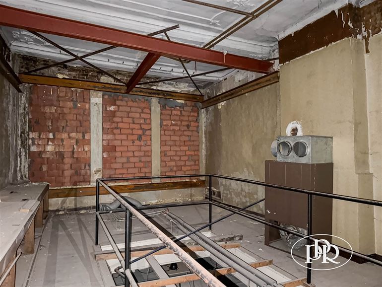 2 entrées séparées, possibilité d'aménager les étages, parking à proximité