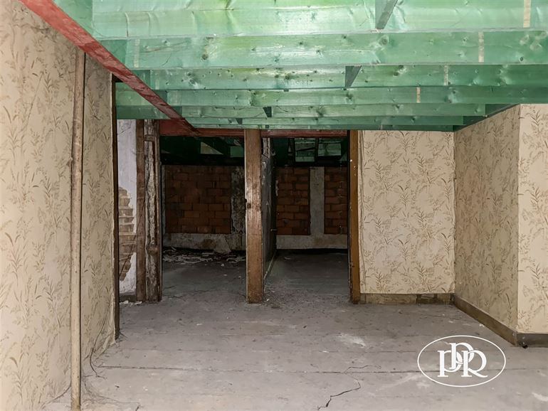 2 entrées séparées, possibilité d'aménager les étages, parking à proximité