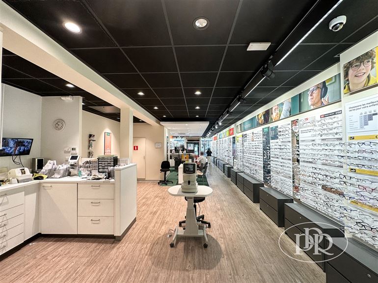 2 entrées séparées, possibilité d'aménager les étages, parking à proximité