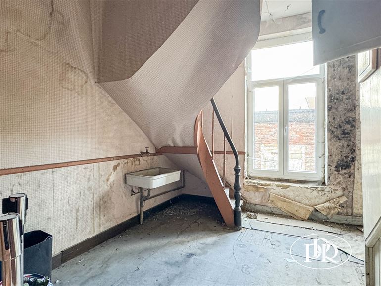 2 entrées séparées, possibilité d'aménager les étages, parking à proximité