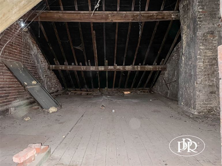 2 entrées séparées, possibilité d'aménager les étages, parking à proximité