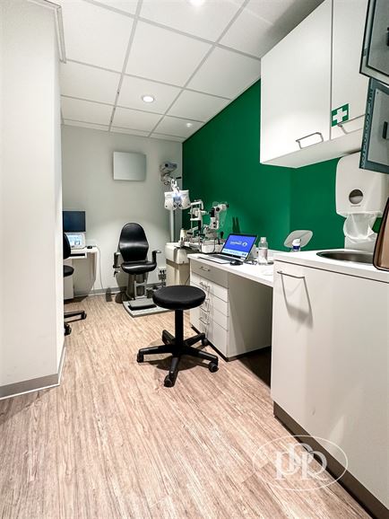 2 entrées séparées, possibilité d'aménager les étages, parking à proximité