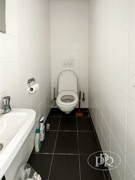 2 entrées séparées, possibilité d'aménager les étages, parking à proximité