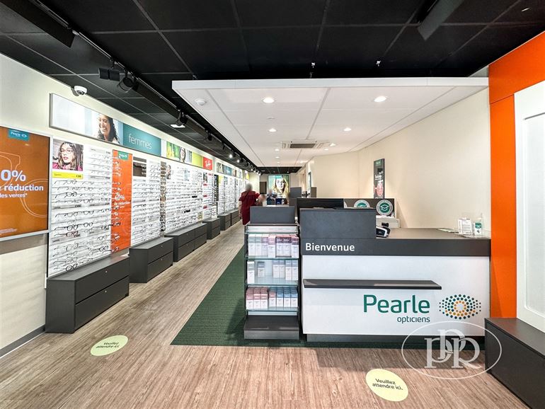 2 entrées séparées, possibilité d'aménager les étages, parking à proximité