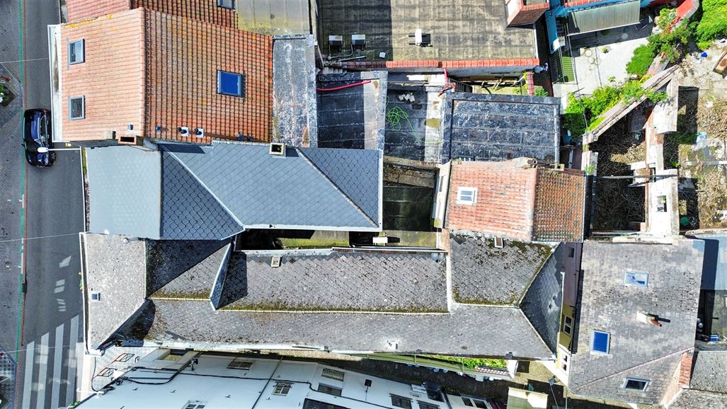 2 entrées séparées, possibilité d'aménager les étages, parking à proximité