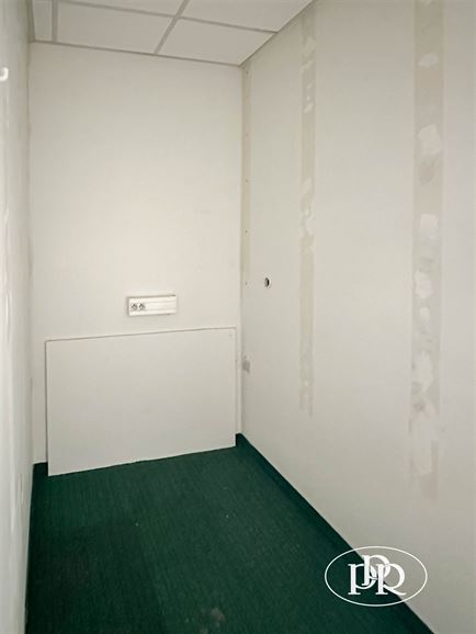 2 entrées séparées, possibilité d'aménager les étages, parking à proximité