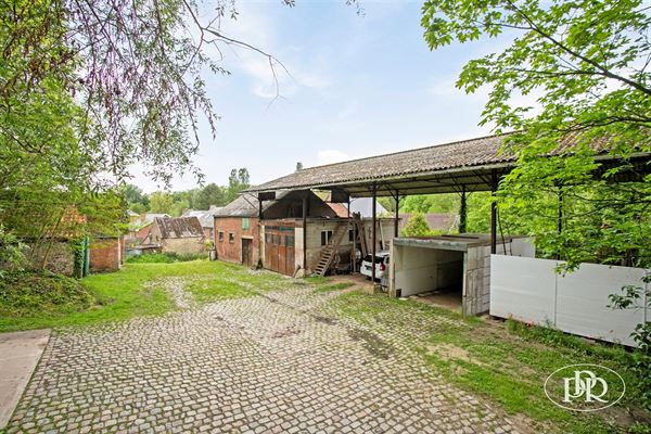 ENSEMBLE professionnel composé d'un hangar de ± 123 m², un atelier de ± 142 m² + mezzanine et annexes de ± 69 m²