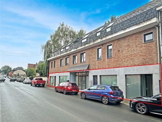 ***SUB-OPTIE*** 250 m² COMMERCIËLE BEGANE GROND met een etalage van 15 m aan de straatkant