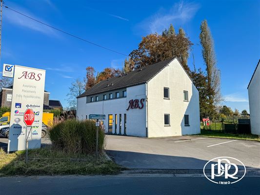 Immeuble polyvalent de 130 m² convenant pour tout type d’activités commerciales et/ou de bureaux, 7 places de parking, jardin