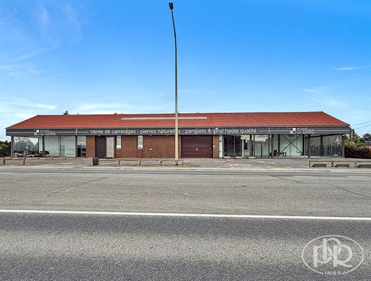 BATIMENT COMMERCIAL / ENTREPÔT de ± 602 m² disponible entièrement ou à la découpe en 2 ou 3 lots. Excellente visibilité sur axe passant et très fréquenté.