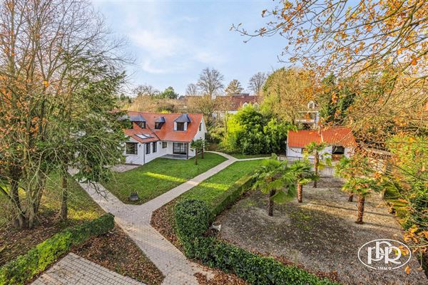 Villa d’exception de ± 280 m² sur terrain de ± 21,93 ares - 4 chambres dont 1 avec dressing, 3 salles d’eau, vaste séjour avec cuisine USA super-équipée, salle à manger + salon TV/grand bureau. Annexe de 16m² avec mezzanine, 3 boxes chevaux.  Espace parking et jardin.  Convient pour des espaces bureaux