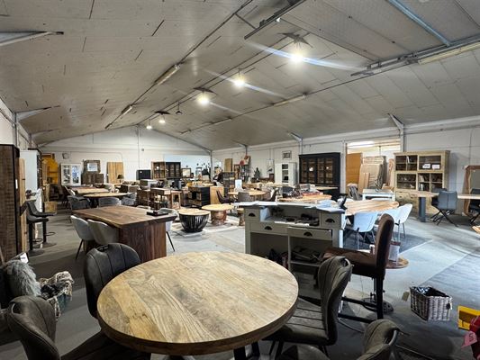 *** LOUÉ *** Découvrez cette surface commerciale de ± 395 m² idéalement située sur un axe passant et très fréquenté, à proximité immédiate du rond-point de Mont-St-Jean et du Ring Ouest. Avec ses belles hauteurs sous plafond, ce bien est parfait pour créer un espace attractif pour votre activité. Grand parking privatif pour le confort de votre clientèle. INFOS & VISITES : 0477/93.05.51 - <a href='www.ppr.be'>www.ppr.be</a>