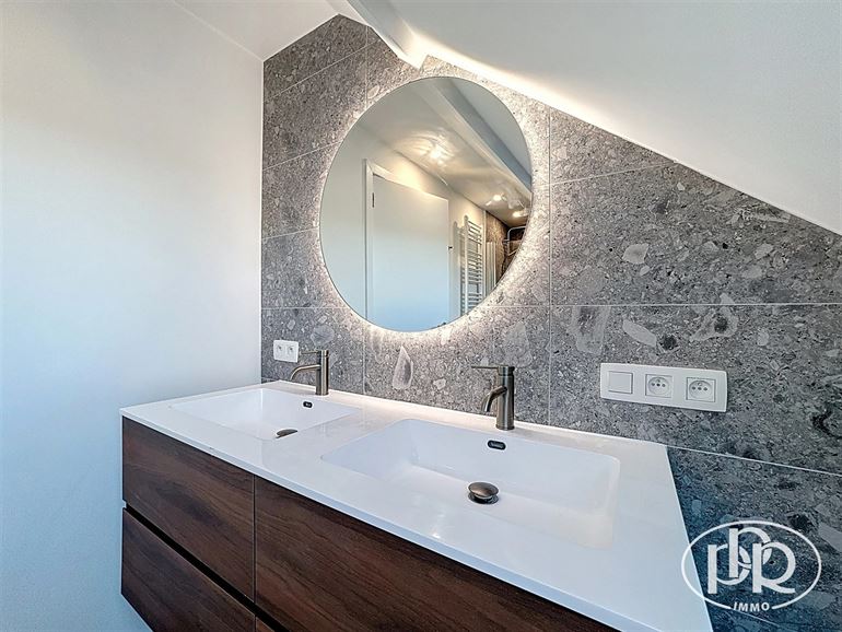 100 % rénové, terrasse 17m², droits enregistrement à 3% sous conditions