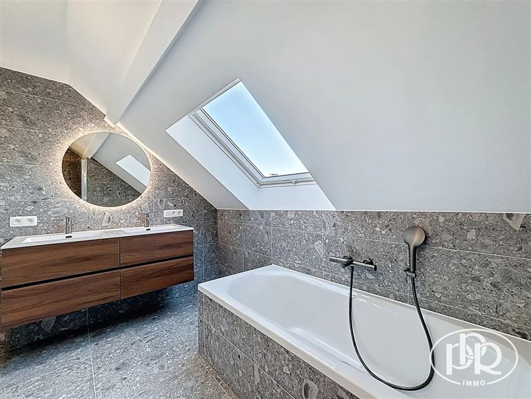 100 % rénové, terrasse 17m², droits enregistrement à 3% sous conditions