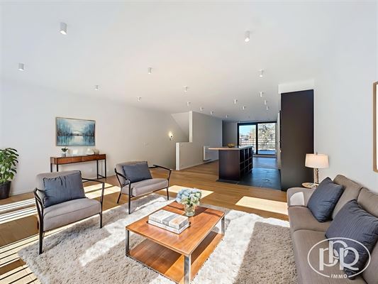 ***Verkocht*** DUPLEX met 2 slaapkamers en terras ± 17 m². Volledig gerenoveerd