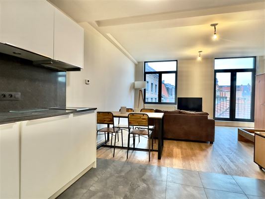 ***  LOUÉ *** STUDIO de ± 35 m² situé au 3ᵉ étage avec ascenseur, en plein cœur de Bruxelles
