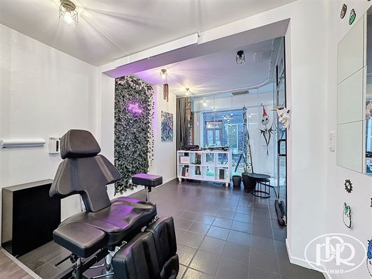 ***LOUÉ*** REZ COMMERCIAL de ± 37 m² situé en centre ville, terrasse sur piétonnier et bénéficiant d’une vitrine à rue de ± 3 m.