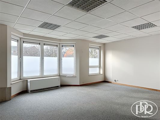 ***TE HUUR *** KANTOOR ± 75 m² op de 1e verdieping bestaande uit 2 grote kantoren, toilet, wachtruimte, opslagruimte, veel lichtinval, in het stadscentrum