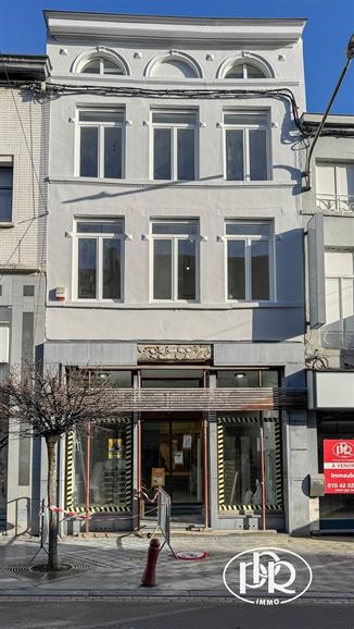 Centre-ville, rue commerçante principale, double accès - WAVRE