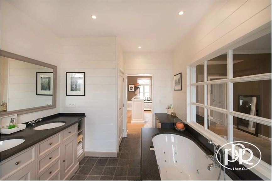 Charme et authenticité avec vue sur champs