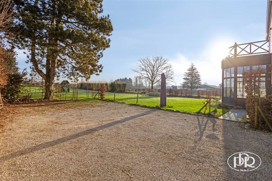 Charme et authenticité avec vue sur champs