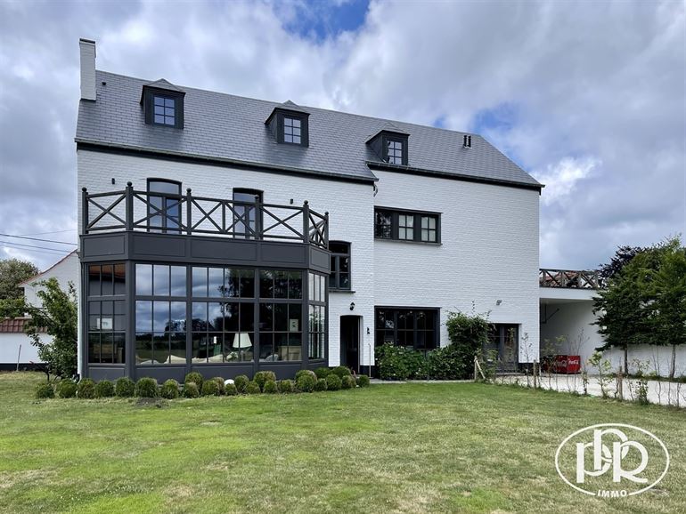 Charme et authenticité avec vue sur champs