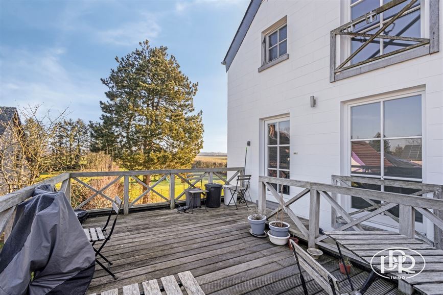 Charme et authenticité avec vue sur champs