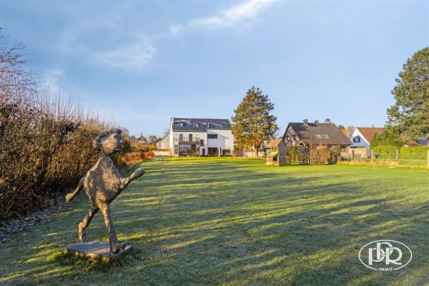 Charme et authenticité avec vue sur champs