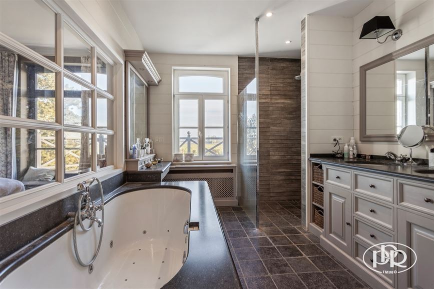 Charme et authenticité avec vue sur champs