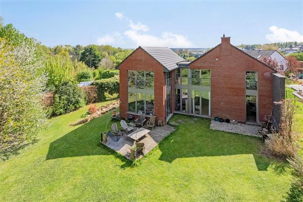 VILLA MODERNE en excellent état de ± 300 m² habitables, comprenant 5 chambres + bureau, sur un terrain de ± 12 ares 86.