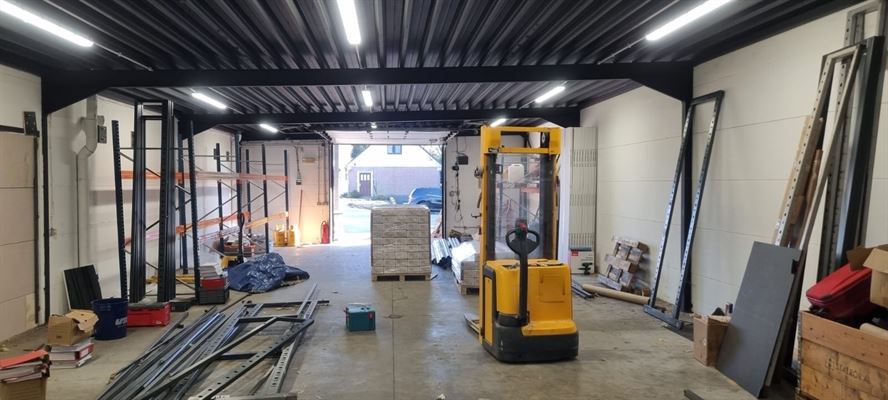 *** LOUÉ *** A NE PAS RATER!! Entrepôt de ± 204 m² situé à proximité du rond-point de Mont-St-Jean. En parfait état, situation stratégique, proche des commodités urbaines et transports en commun. Compteurs individuels.
INFOS & VISITES: au 0477/930.551