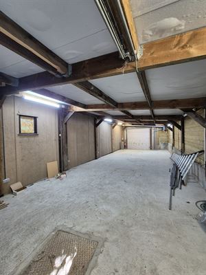 A NE PAS RATER!! Petit entrepôt/Grand garage de ± 65 m² situé à proximité du rond-point de Mont-St-Jean. En bon état, situation stratégique, proche des commodités urbaines et transports en commun. Compteurs individuels. 
INFOS & VISITES: au 0477/930.551