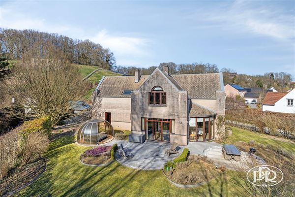 Spacieuse villa de ± 285m² habitables, 4 chambres + bureau, sur un terrain de ± 13,7 ares.