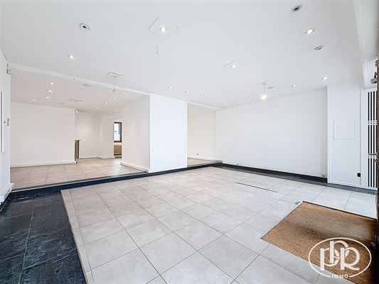 REZ DE CHAUSSÉE COMMERCIAL de ± 113 m². Excellente situation commerciale, large vitrine à rue.