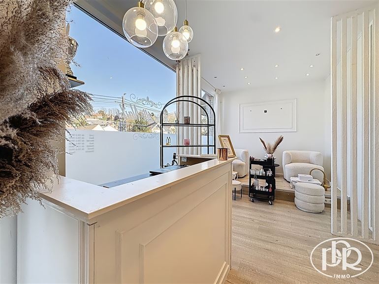 *** OFFRE ACCEPTÉ *** Entièrement rénové en 2019, 5 places de parking