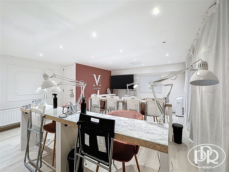 *** OFFRE ACCEPTÉ *** Entièrement rénové en 2019, 5 places de parking