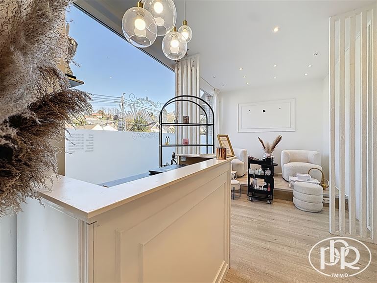 *** OFFRE ACCEPTÉ *** Entièrement rénové en 2019, 5 places de parking