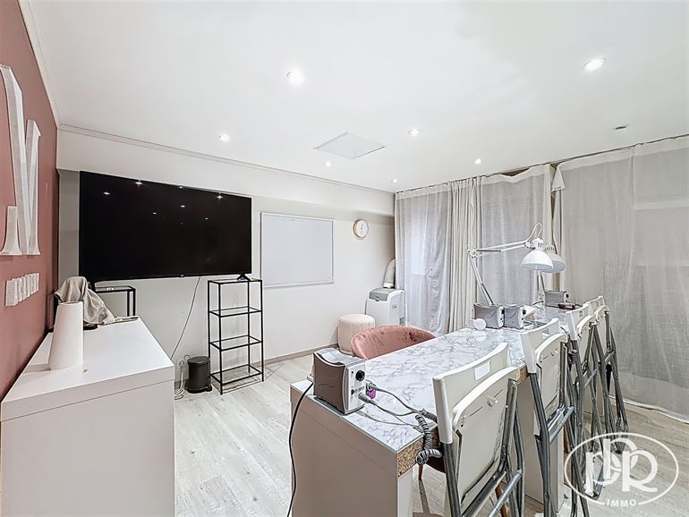 *** OFFRE ACCEPTÉ *** Entièrement rénové en 2019, 5 places de parking