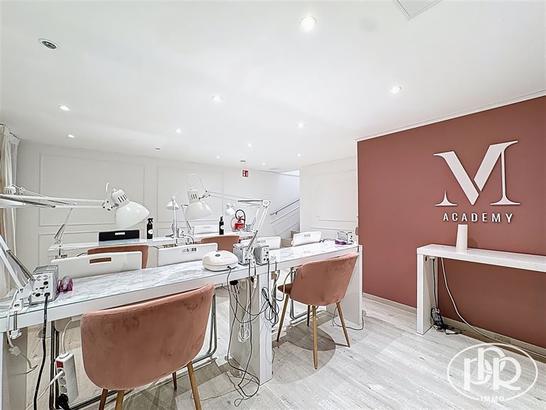 *** OFFRE ACCEPTÉ *** Entièrement rénové en 2019, 5 places de parking