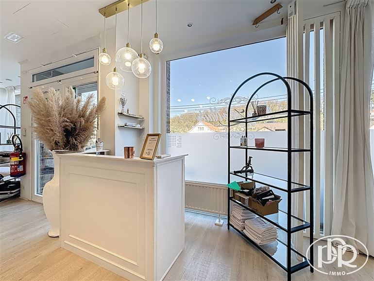 *** OFFRE ACCEPTÉ *** Entièrement rénové en 2019, 5 places de parking