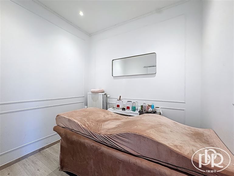 *** OFFRE ACCEPTÉ *** Entièrement rénové en 2019, 5 places de parking