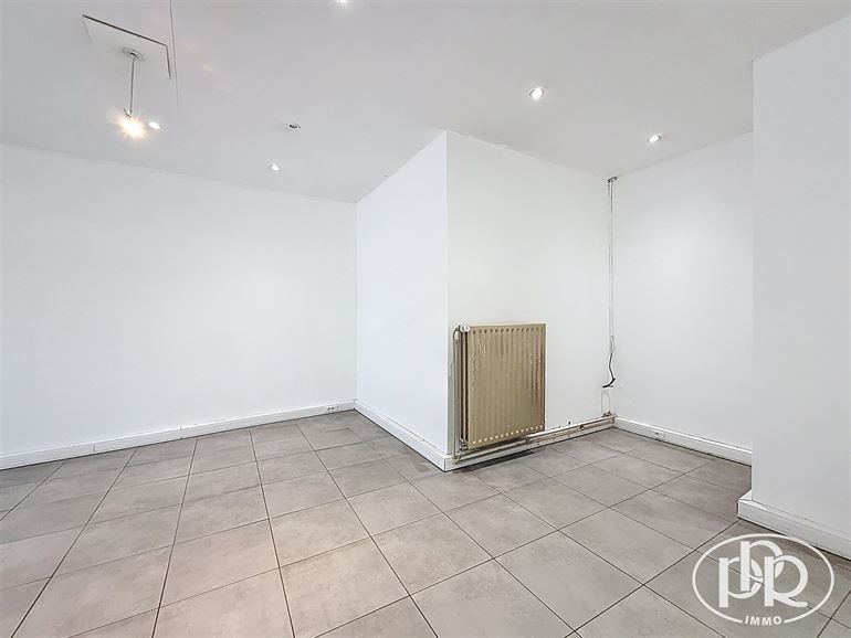 Emplacement commercial de 1er choix - Parking en face
