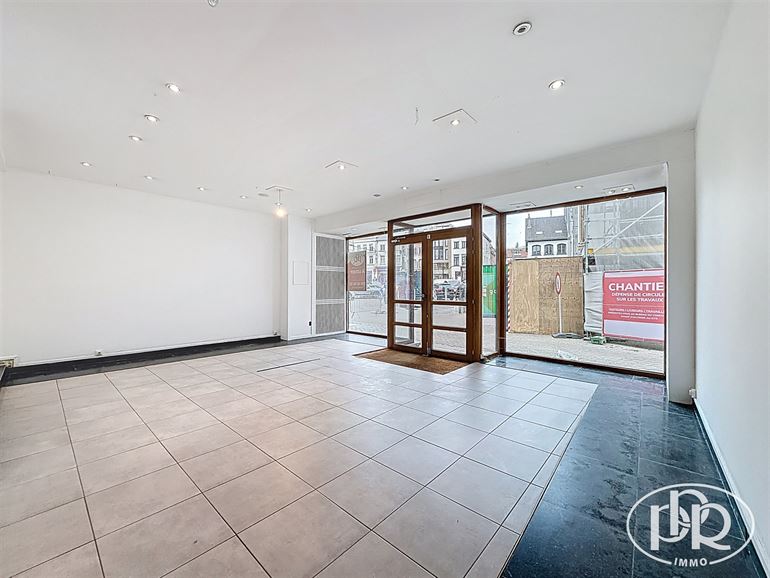 Emplacement commercial de 1er choix - Parking en face